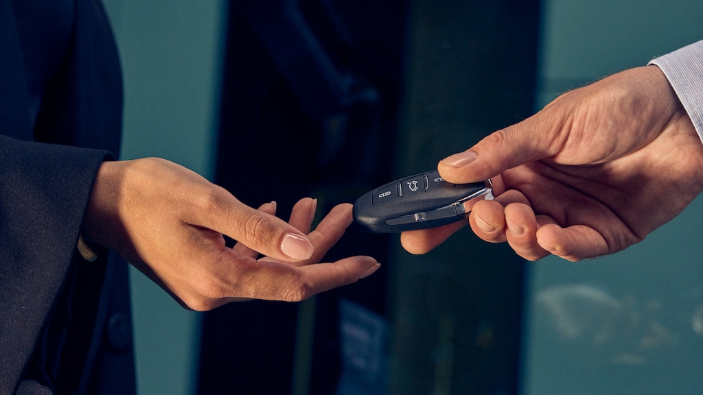 Woman near to a PEUGEOT E-308